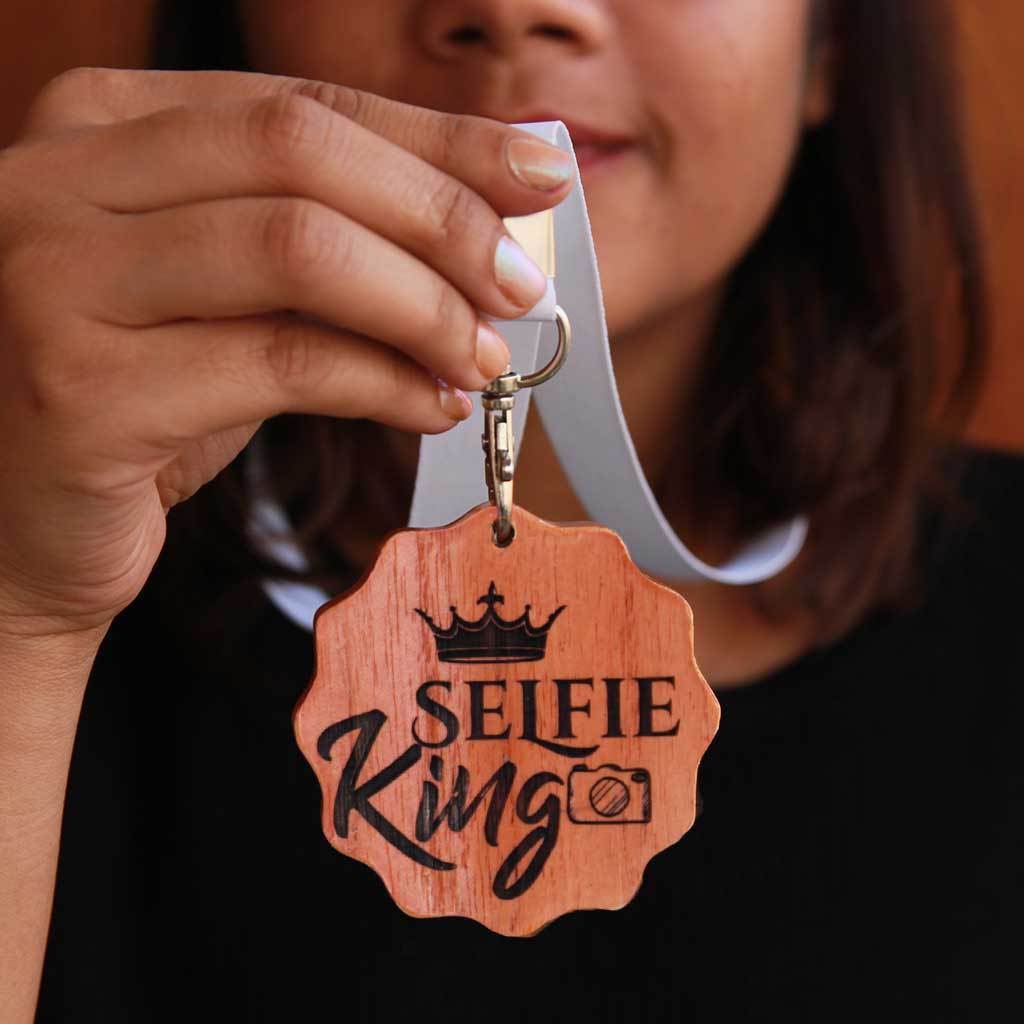Selfie King Engraved Medal. A funny award for the selfie king of your life. This wooden medal makes great presents for friends. These wooden medals are funny gift ideas for brothers.