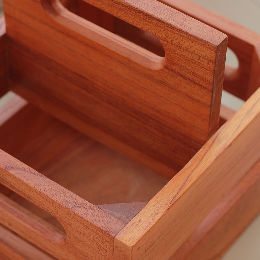 Sturdy top handle for carrying the Wooden 4 Pack Beer Carrier - Wooden Beer Caddy - Wooden Beer Bottle Holder - Beer Gifts - Beer Holder - Beer Carrier - 4 Pack Beer Bottle Carrier - Bar Accessories - Woodgeek Store