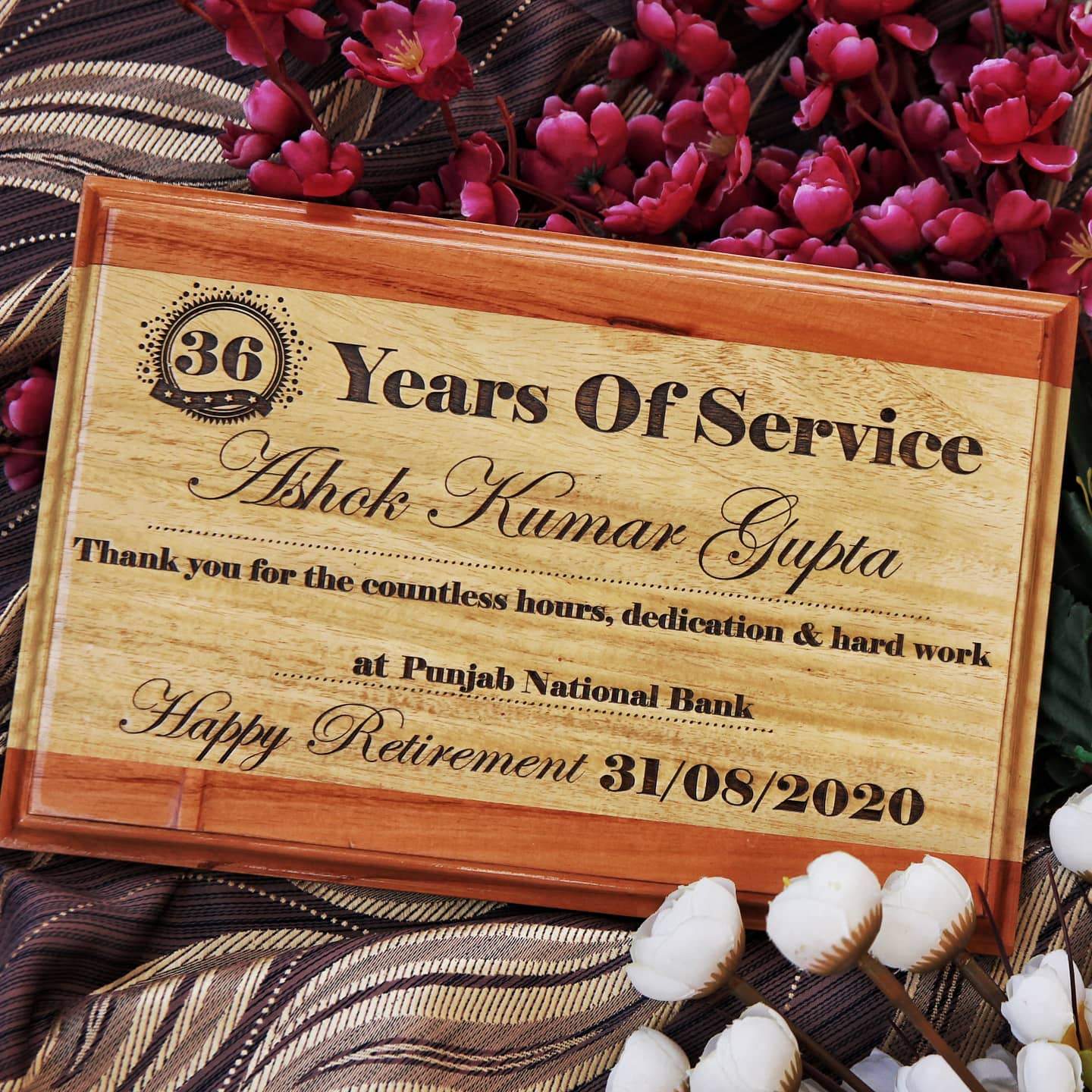 Personalised Retirement Plaque for Employee or Colleague. This award plaque is a unique retirement gift. Wooden plaques make great personalized retirement gifts.